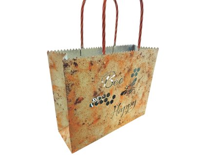 Taška L kov – <table width="386">
<tbody>
<tr>
<td width="386">Kovová taška s patinovaným povrchem, zdobená vyřezaným nápisem a stylizovanou včeličkou.</td>
</tr>
</tbody>
</table> | GS Furniture