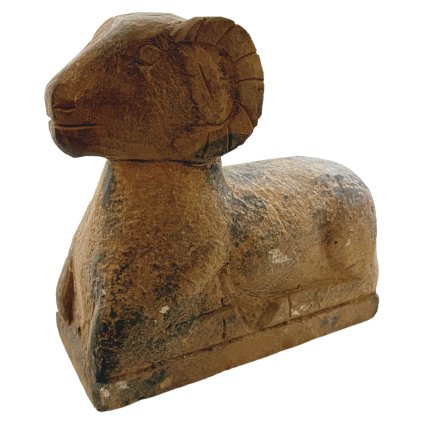 Kamenná socha ležícího berana, jejíž povrch nese stopy času, dodávající jí jedinečný charakter.