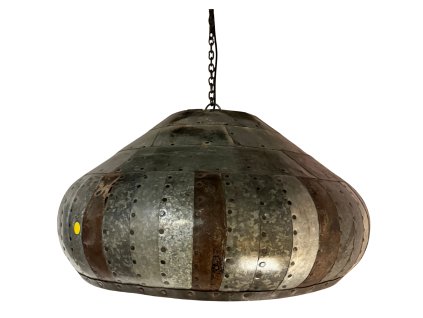 Lampa patchwork závěs – <p>Závěsná lampa vytvořená spojenými kusy kovu v patchworkovém stylu, která přináší industriální a kreativní vzhled.</p> | GS Furniture