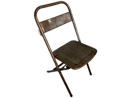 Indická sklápěcí židle z recyklovaných kovových plátů s výraznou patinou.