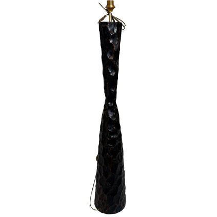 Černá dřevěná lampa ve tvaru přesýpacích hodin s výraznou strukturou.