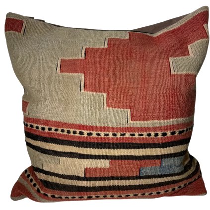 Polštář v tradičním indickém stylu, bohatě zdobený ručně tkanými vzory a výraznými barvami.