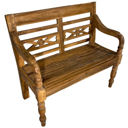 Dřevěná lavice s opěrkou, zdobená jemnými řezbářskými ozdobami, která přináší do vašeho interiéru, či exteriéru elegantní a tradiční šarm.