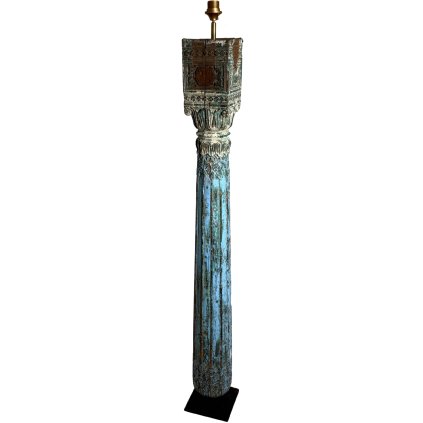 Indická stolní lampa ve tvaru sloupu s orientálním nádechem.