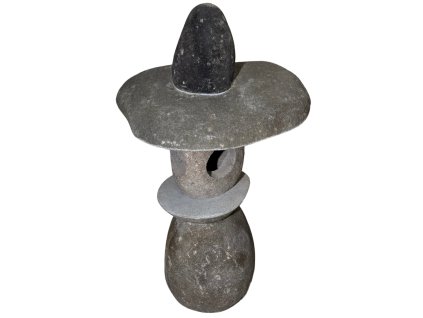 Kamenná lampa Kei – ručně skládaný solitér inspirovaný japonskými zahradními lampami, ideální pro exteriér.