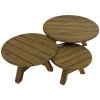 Set tří zahradních teakových stolků v různých velikostech se zaoblenými okraji, které propojují funkčnost s jemným designem.