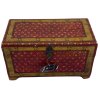 Červená indická truhla s bohatým zdobením a tradičními motivy.