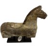 Dřevěné torzo koně na podstavci s výraznou texturou a rustikálním vzhledem.