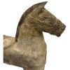 Dřevěné torzo koně na podstavci s výraznou texturou a rustikálním vzhledem.
