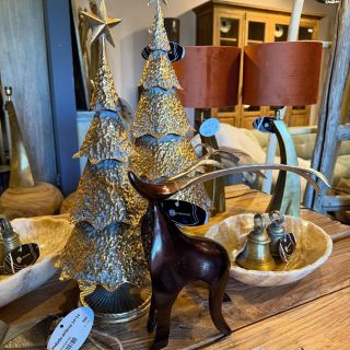 ✨ Vánoční atmosféra v našem showroomu ✨ U nás najdete nejen originální nábytek, ale i stylové doplňky, které navodí tu...