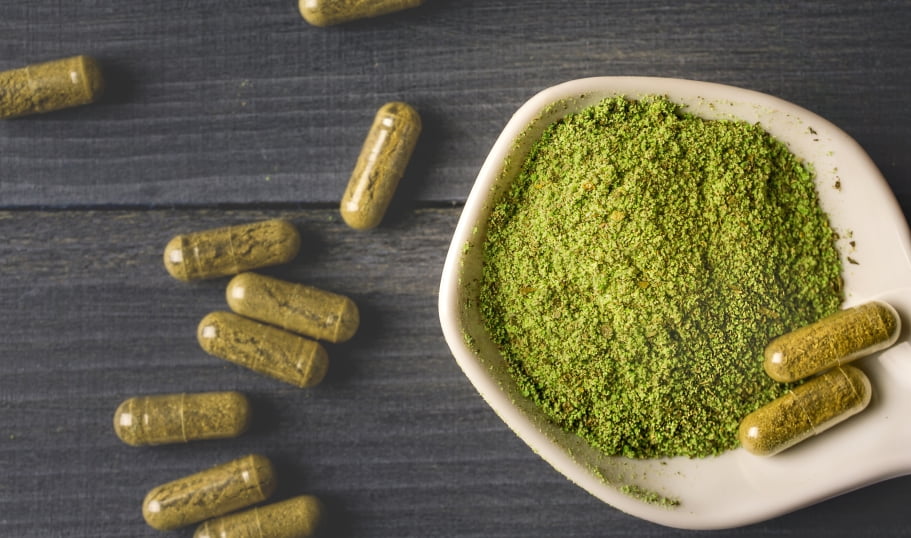 Užíváte bylinky správně? Škodit jim může kovová lžička, vysoká teplota i nesprávná kombinace