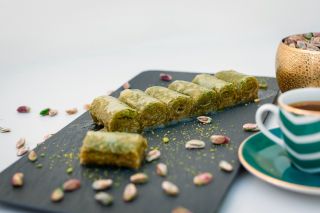 Sladká baklava od gulerfamily.cz je ručně připravovaný dezert z křehkých vrstev těsta, másla a poctivých ořechů, zalitý...