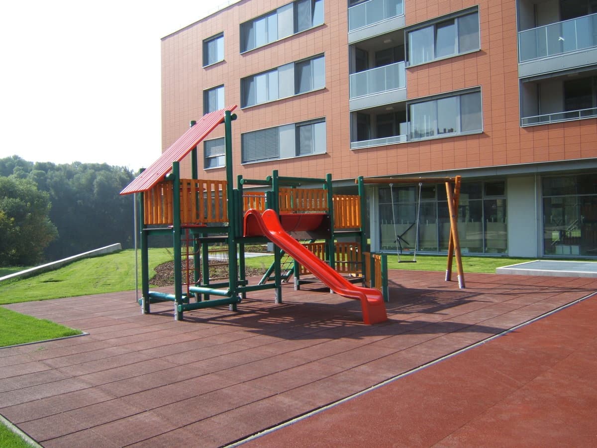 JAK URČIT KRITICKOU VÝŠKU PÁDU, KTEROU POTŘEBUJI PRO SVÉ DĚTSKÉ HŘIŠTĚ?