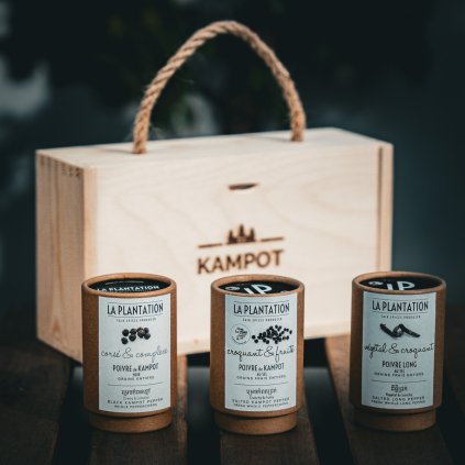 Dárková sada Kampotský pepř černý, fermentovaný a dlouhý fermentovaný 3x50g, dřevěný box