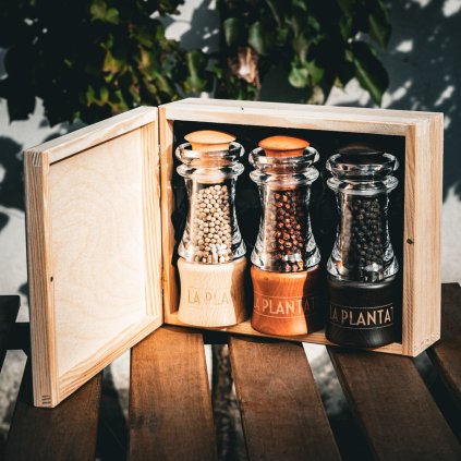 Dárková sada tří mlýnků La Plantation s Kampotským pepřem, dřevěný box