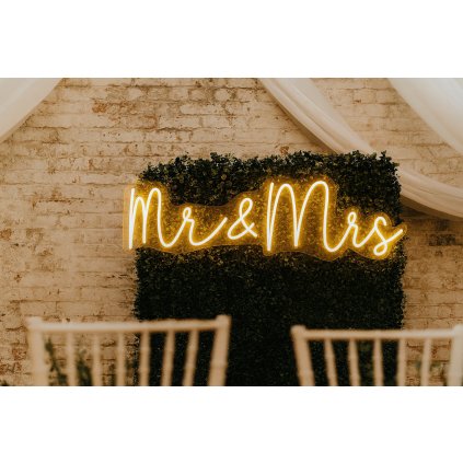 Neónový nápis „Mr & Mrs“ – svadobná LED dekorácia