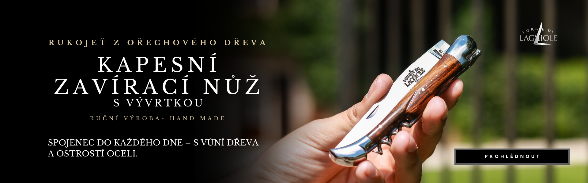 Kapesní zavírací nůž s vývttkou a rukojetí z ořechového dřeva