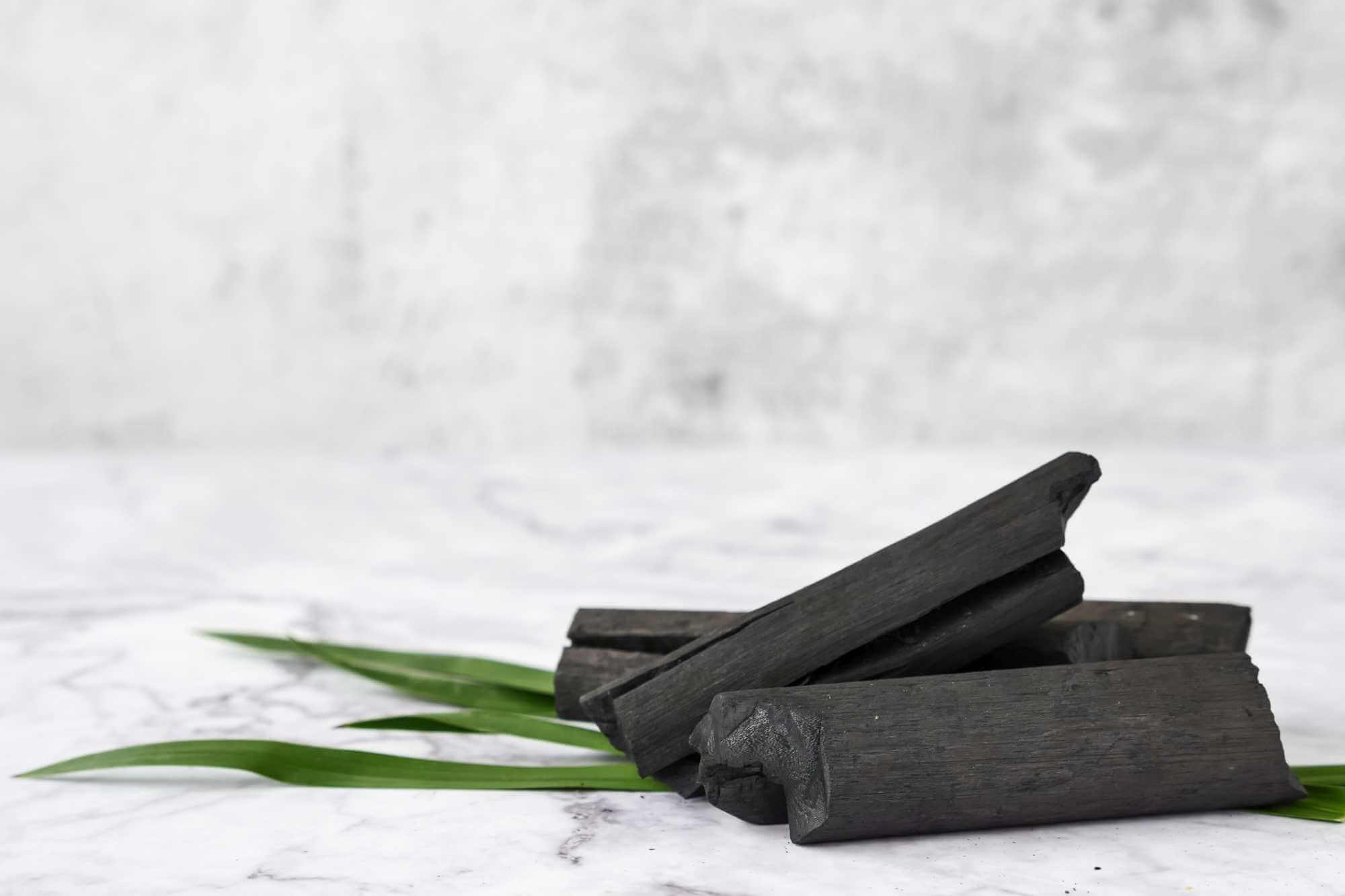 Co je aktivní uhlí? Seznamte se s výhodami a vedlejšími účinky