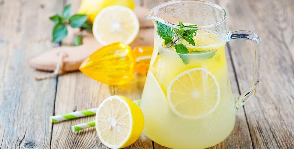 Limonádový detox: Citron, kajenský pepř a med