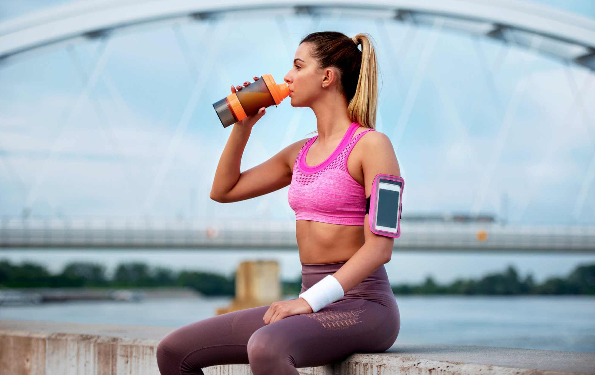 Předtréninkové doplňky: Jak a kdy je užívat pro maximální výkon