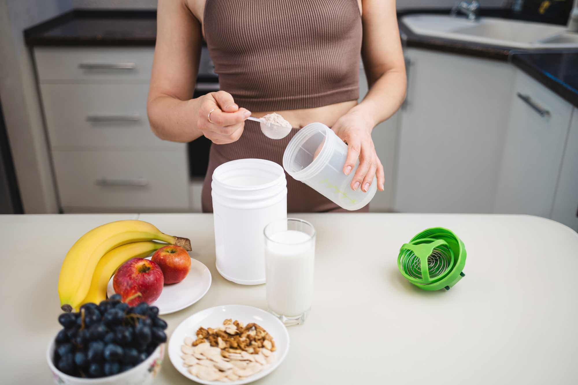 6 výhod syrovátkového proteinu pro silové sportovce, kteří chtějí budovat svalovou hmotu