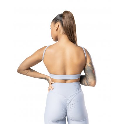 fialovošedá fitness podrpsenka s holými zády na cvičení - detail zezadu