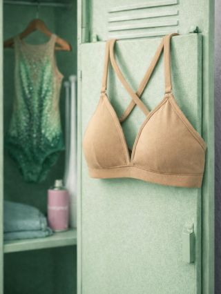 Nikdo ji nevidí. Jen ty víš. 🤫 Drží, neprosvítá a sedí přesně pod dresem. Takže můžeš řešit jen sestavu, ne oblečení....