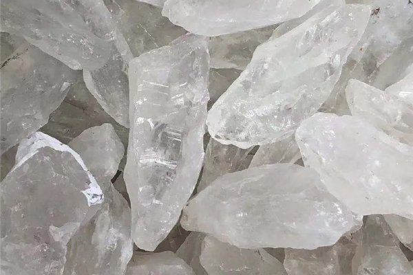 Fehér és áttetsző ásványok: Miért olyan különlegesek ezek a kristályok?