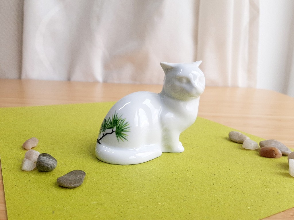 porcelánová kočička s borovicí (2)
