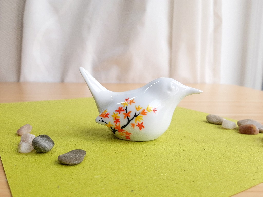 porcelánový ptáček s podzimním javorem