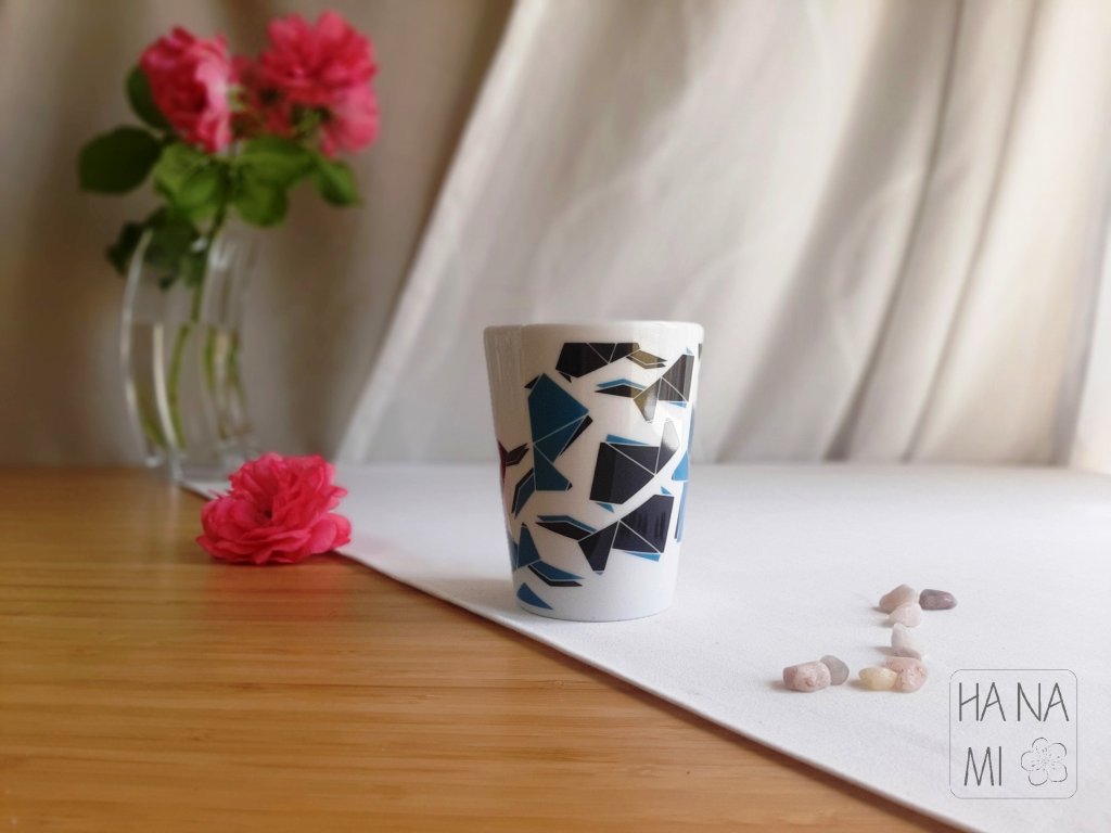 bílý porcelánový pohárek s origami grafikou