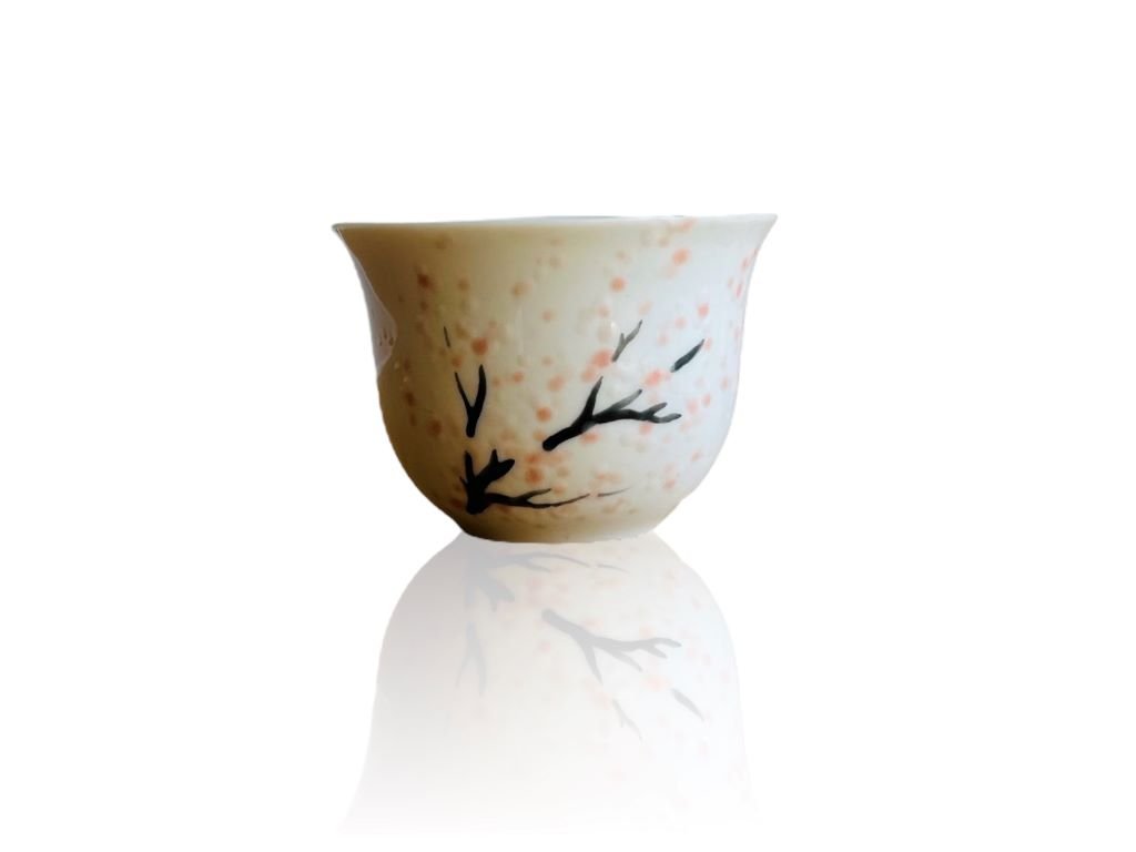 pohárek na saké s ruční malbou inspirovanou japonským svátkem kvetoucích sakur "hanami".PhotoRoom 20230917 162257
