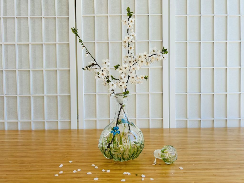 Vintage skleněná karafa s kosatci