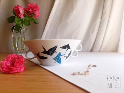 bílá porcelánová salátová mísa s origami grafikou