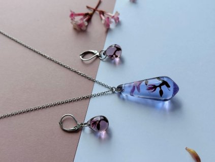 sada fialových skleněných šperků magnolie