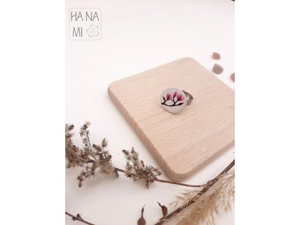 prsten z keramiky a chirurgické oceli s malovanou magnolií