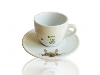 Porcelánový hrneček s podšálkem s ruční malbou inspirovanou oblíbeným japonským filmem pro děti.FD02E733 703C 4EEE B994 F24A3161F0C1