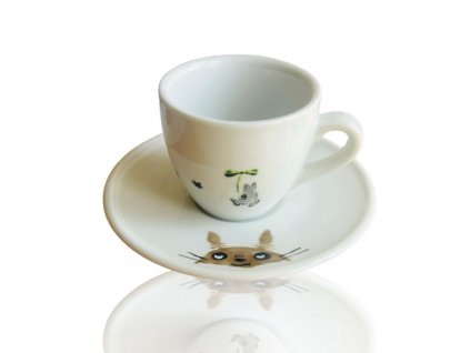 Porcelánový hrneček s podšálkem s ruční malbou inspirovanou oblíbeným japonským filmem pro děti.FD02E733 703C 4EEE B994 F24A3161F0C1