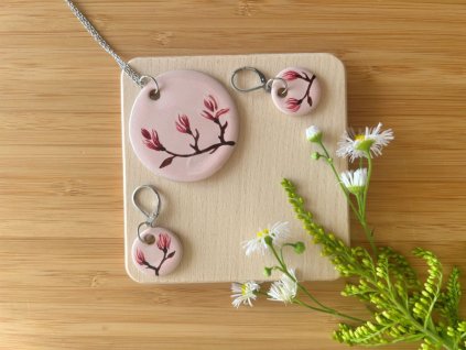 ůžová keramická sada šperků s ruční malbou inspirovanou magnolií.