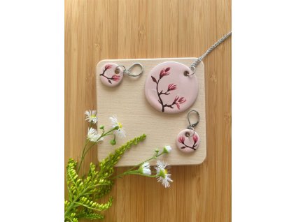 růžová keramická sada šperků s ruční malbou inspirovanou magnolií.