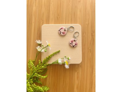 malované visací keramické náušnice s ruční malbou inspirovanou magnolií.