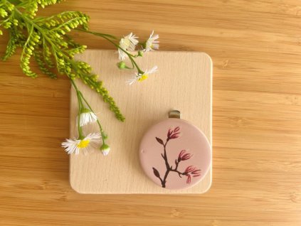 malovaná keramická spona s magnolií