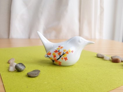Porcelánový ptáček s originální ruční malbou inspirovanou  javorem. porcelánový ptáček s podzimním javorem