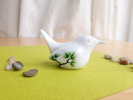 porcelánový ptáček s borovicí