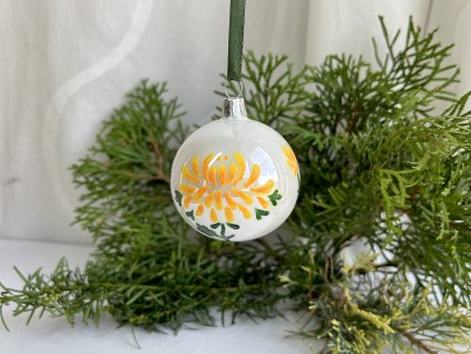 Vánoční koulička s chryzantémou
