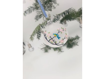 Vánoční koulička s ptáčkem na sakuře