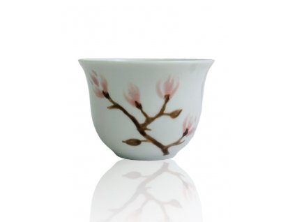 Porcelánový pohárek na saké s magnolií