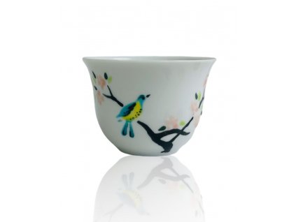 Porcelánový pohárek na saké s ptáčkem na sakuře