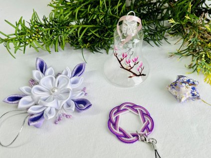 sada vánočních ozdob se zvonečkem s magnolií