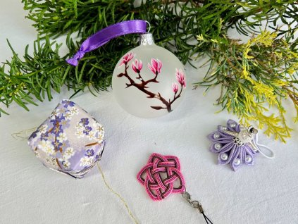 sada vánočních ozdob s kouličkou s magnolií